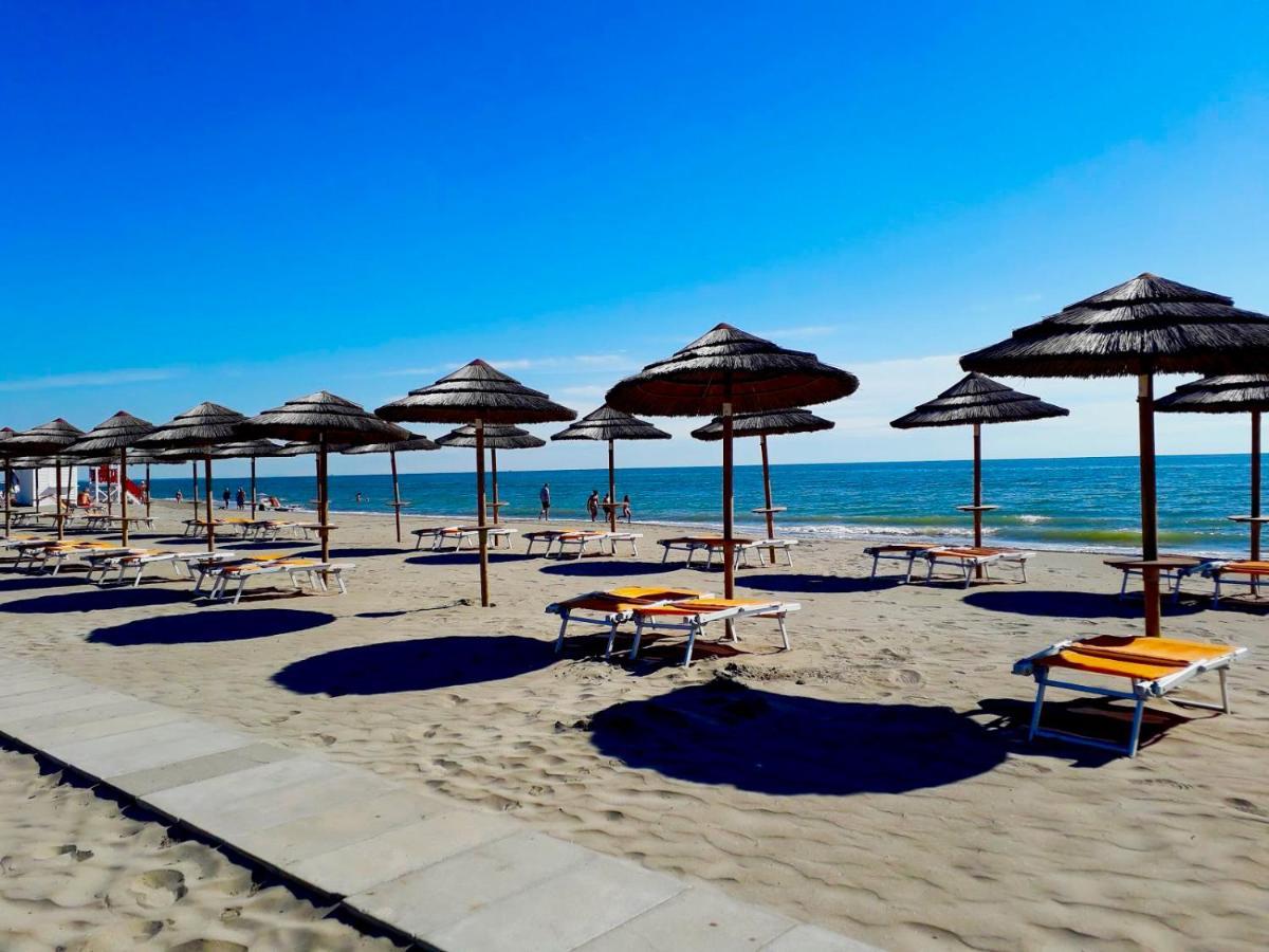 Dena Chalets - Lido Di Spina At The Beach Bagian luar foto