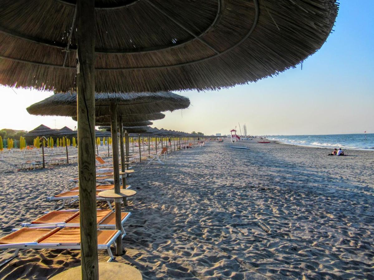 Dena Chalets - Lido Di Spina At The Beach Bagian luar foto